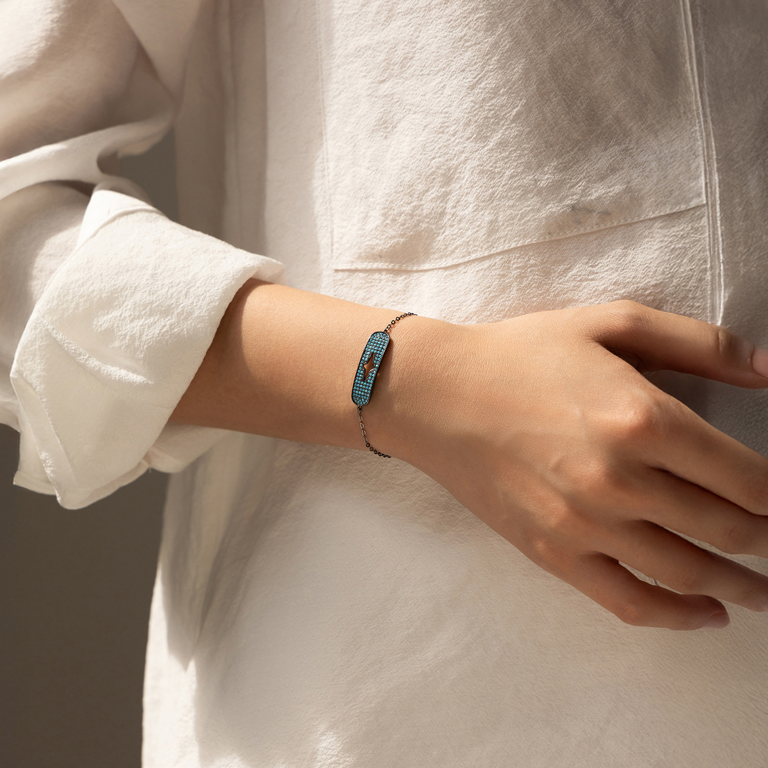 The S925 Sterling Silver Synthetic Turquoise Contrast Color Bracelet - Image 2