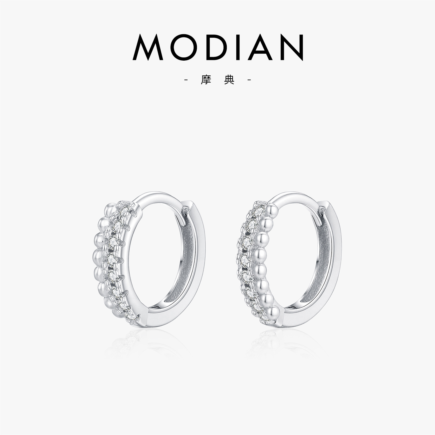 The S925 Sterling Silver Moissanite Ear Cuff