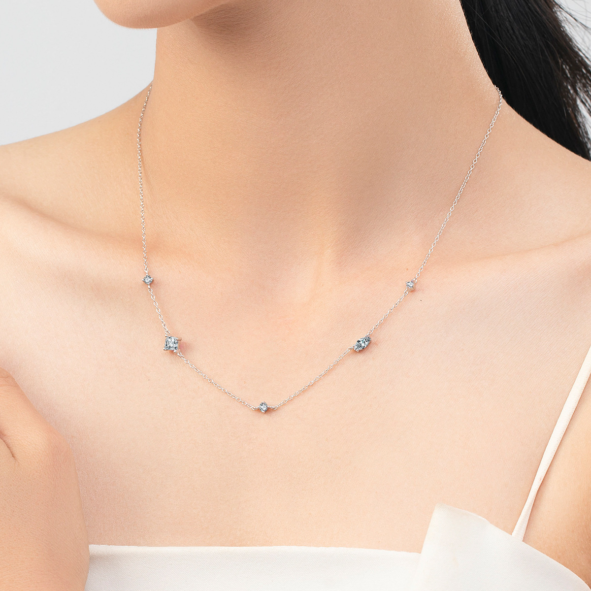 The Simple Zirconia Collarbone Necklace - Image 2