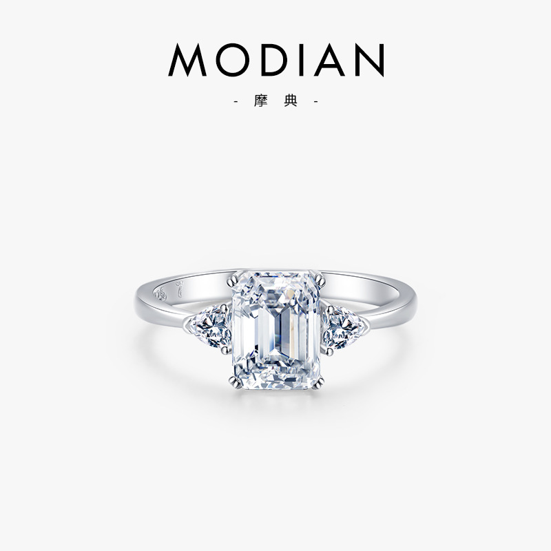 The S925 Sterling Silver Simulated Diamond Wedding Ring