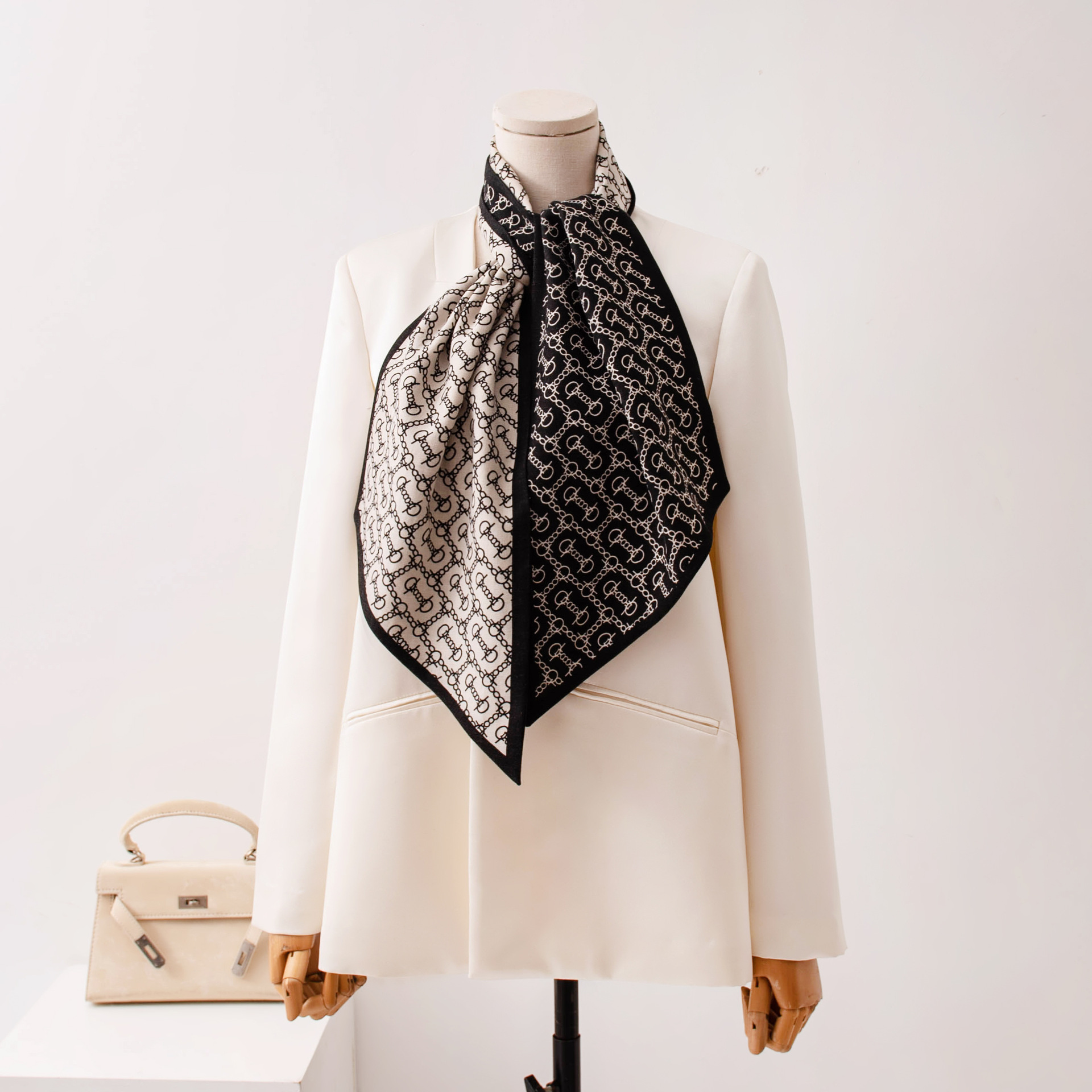The Double Layer Contrast Silk Wool Scarf