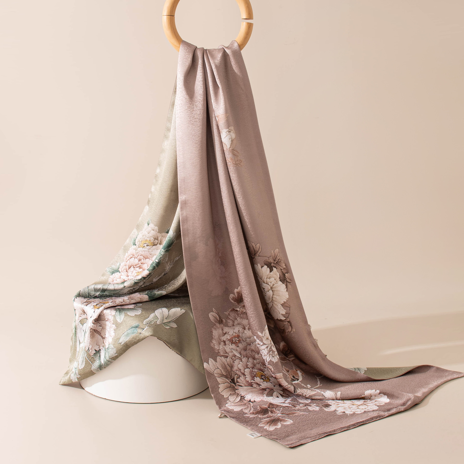 The Snowflake Pattern Pure Silk Double-Layer Buckle Wrap - Image 2