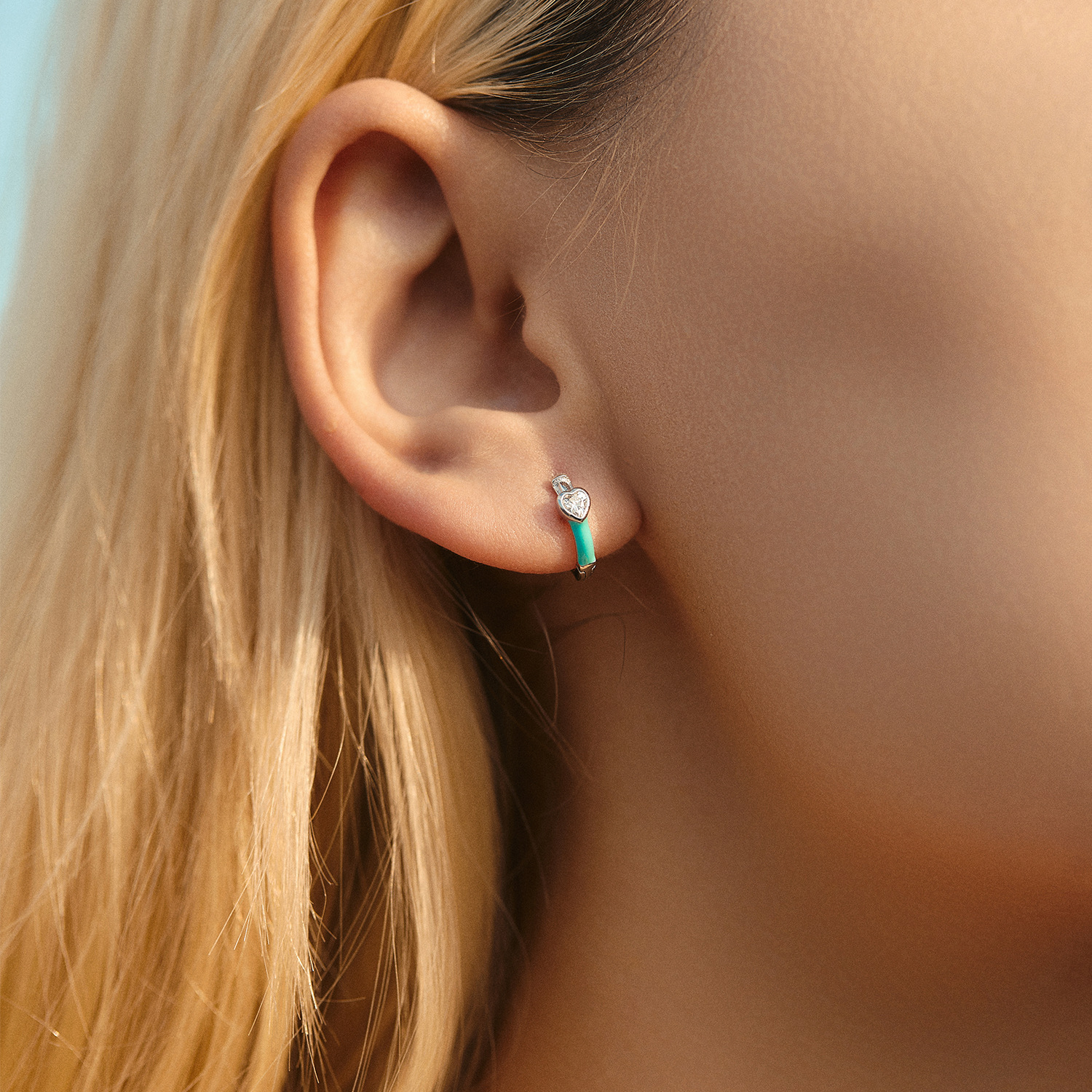 The S925 Sterling Silver Enamel Ear Cuff with Klein Blue Heart Rhinestone - Image 2
