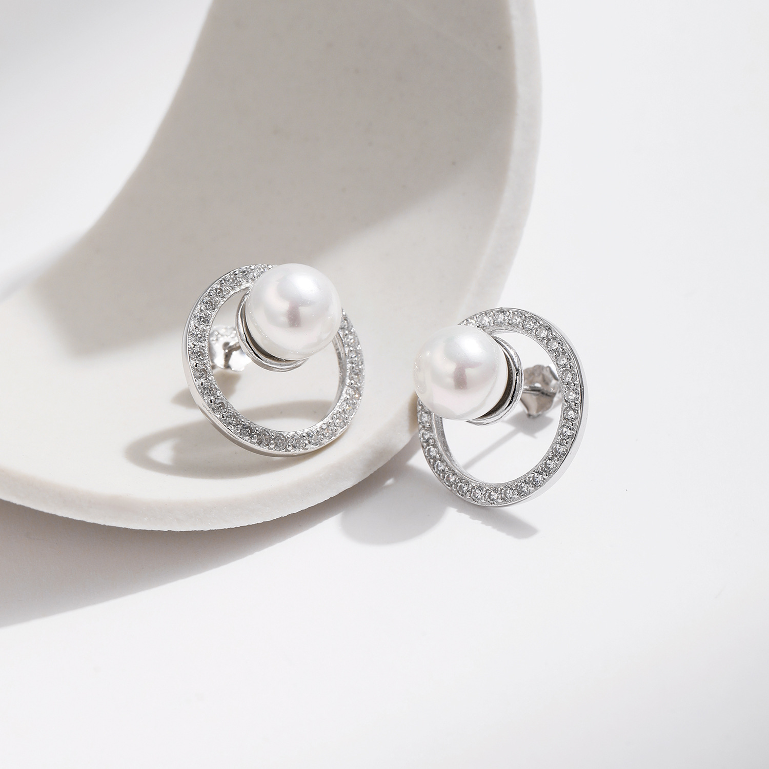 The S925 Sterling Silver Crystal Pearl Circle Stud Earrings - Image 4