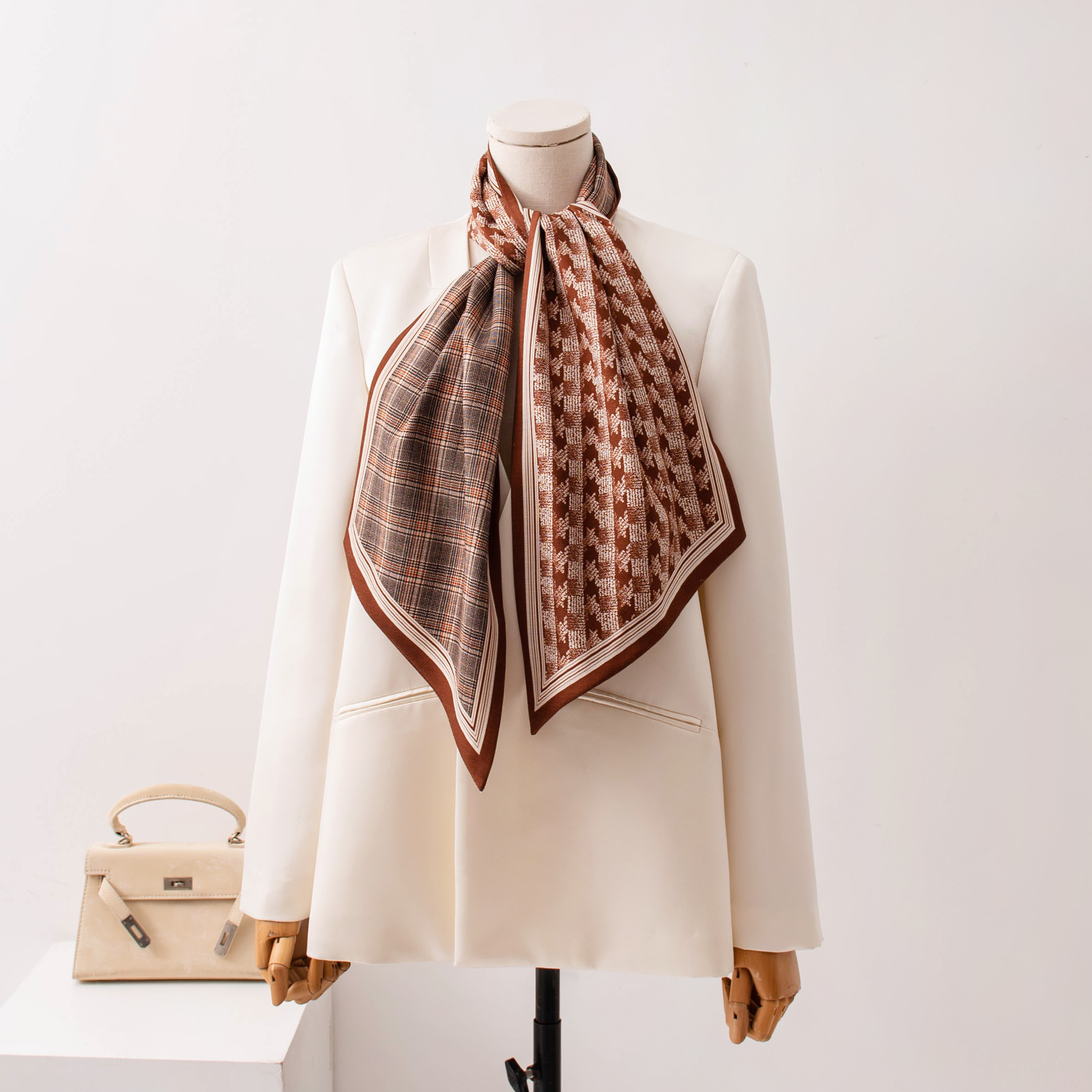 The Double Layer Contrast Silk Wool Scarf